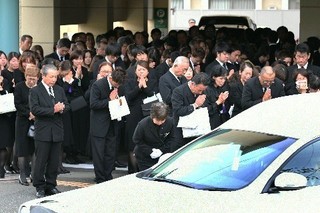 福岡の保育士刺殺 葬儀に教え子ら参列 最後の別れ.jpg